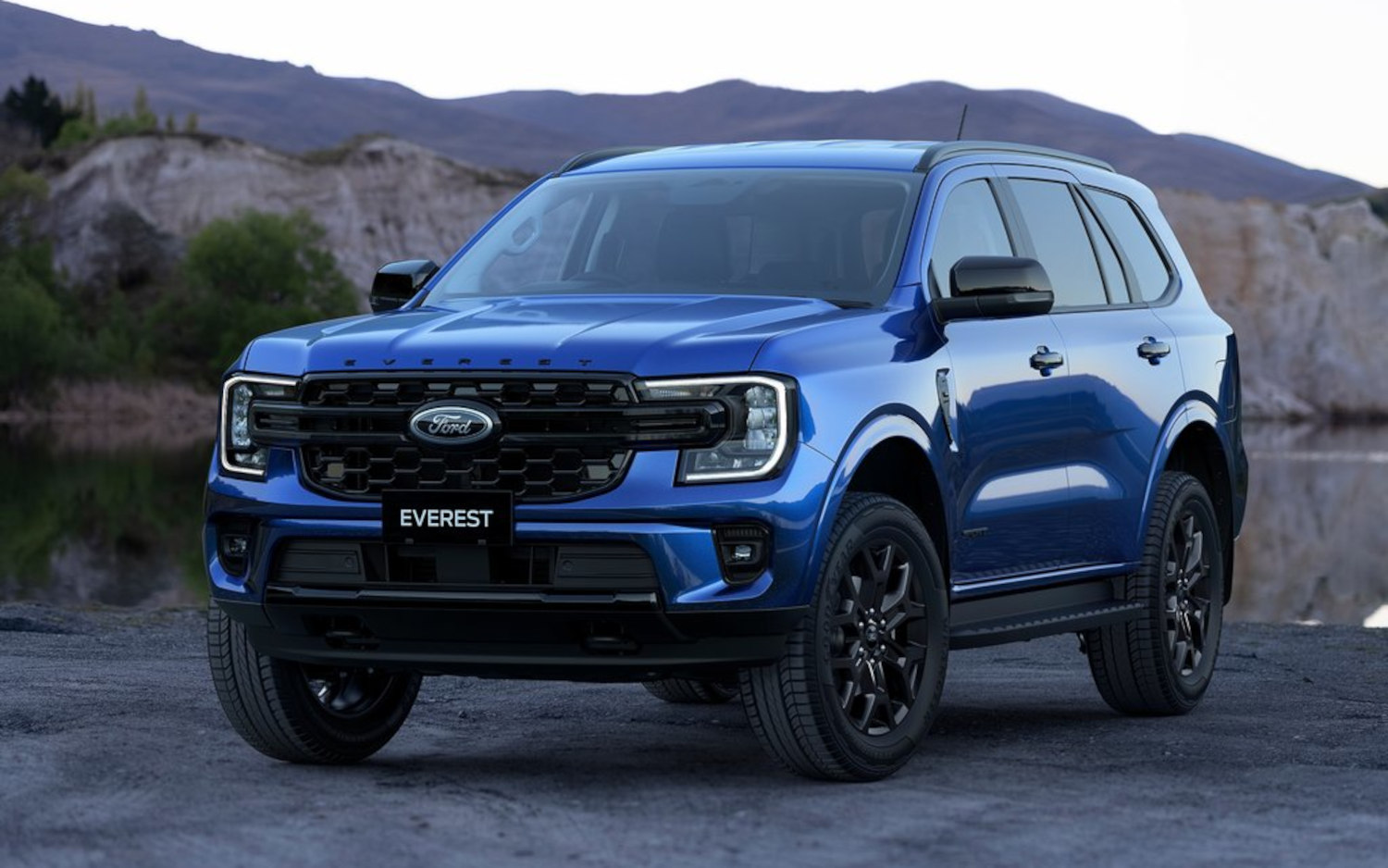 Comparison Ford Everest Sport 2023 vs Brabus Crawler 2023 SUV Drive